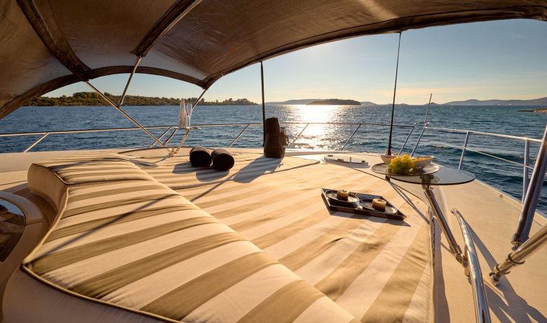 SUNSEEKER PREDATOR 72 GHOST